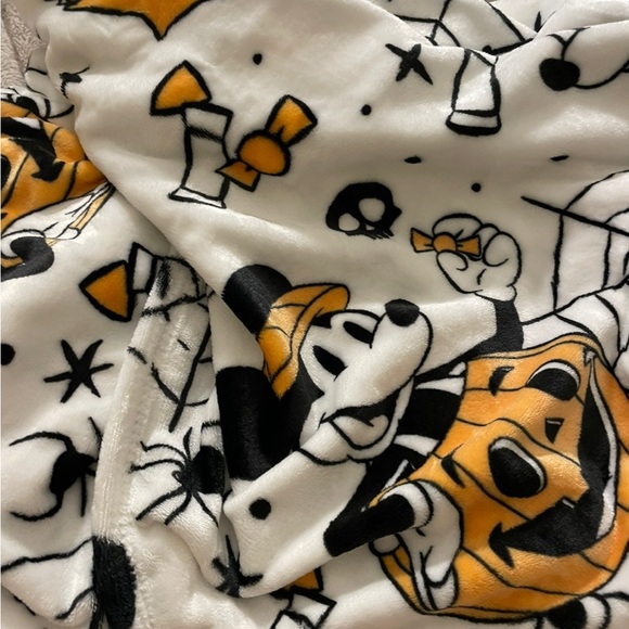 NWT Disney Minnie and Mickey Mouse Halloween Oversized Blanket - Picture 3 of 4